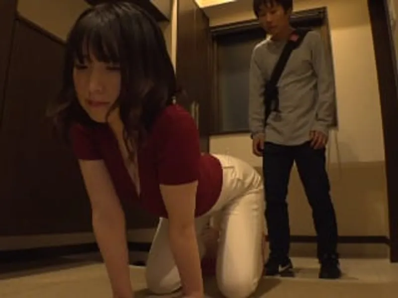 ông xã lo làm việc, người vợ ở nhà vụng trộm với cậu thanh niên phòng bên