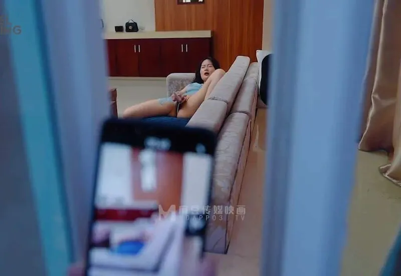 đột nhập chịch em nhà đối diện đang thủ dâm