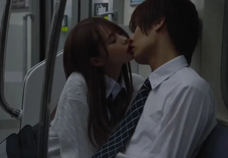 Học sinh nữ tò mò hôn lén cchim trai đang ngủ trên chuyến tàu điện