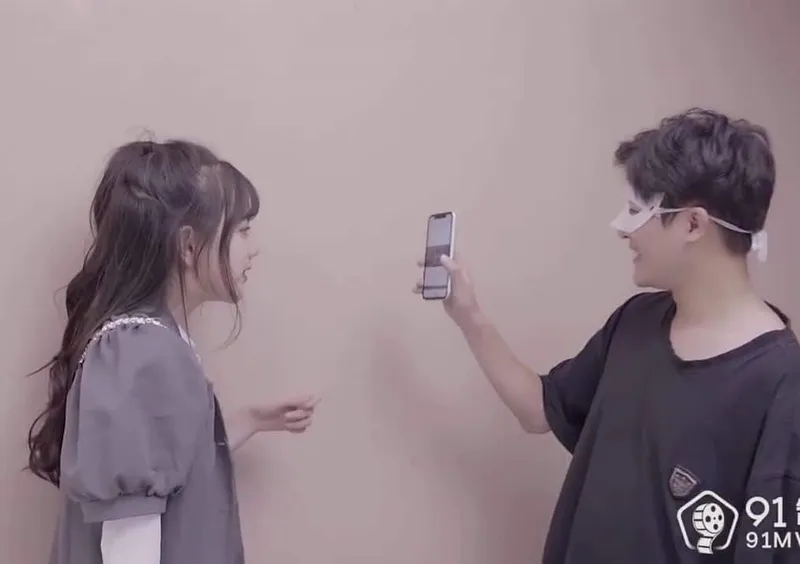 Tống tình em gái khi phát hiện clip thủ dâm trên điện thoại